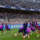 Jugadors barcelonistes ahir durant l’entrenament amb la grada plena. - EFE/ ALBERTO ESTÉVEZ