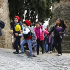 Nens amb el vestit típic a la pujada al Sant Crist. - INGRID SEGURA