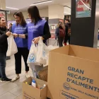 Voluntàries del Banc dels Aliments rebent una donació d’aliments en un supermercat de Lleida. - LAIA PEDRÓS