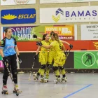 Les jugadores del Vila-sana celebren el 0-2 d’Elsa Salvanyà, davant de la decepció de Flor Felamini, ex de les del Pla. - CLARA LIÁÑEZ