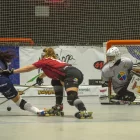 Anglada, del Voltregà, remata davant la portera de l’Alpicat, Irache Candal. - ALEX LIAÑEZ