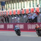 Moment en què Àlex Márquez travessa la meta amb els membres del seu equip celebrant-ho. - MOTOGP