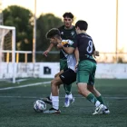 Un jugador del Borges protegeix la bimba pressionat per dos rivals. - INGRID SEGURA