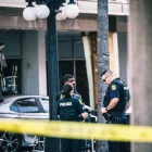 Agents davant del bar on va ocórrer l’atropellament. - EUROPA PRESS