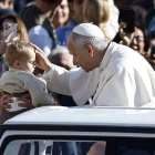 El papa Lleó XIV beneeix un nen a la plaça de Sant Pere durant el Jubileu del Món del Treball. - EFE