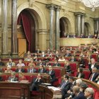 Vista del pleno del Parlament de Cataluña el 9 de noviembre de 2015 en el momento de la votación de la resolución conjunta de Junts pel Sí y la CUP que pretende ser el inicio del proceso hacia la independencia de Cataluña, en una fotografía de archivo.
