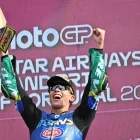 Diogo Moreira celebra amb eufòria la victòria en Moto2, que el deixa a un sol punt del títol. - MOTOGP