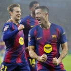 Lewandowski celebra un dels seus gols amb de De Jong, que va acabar expulsat. - EFE / LAVANDEIRA