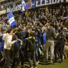 Els jugadors del Lleida celebren la victòria amb el Gol Nord, fins i tot amb una petita invasió de camp. - ÀLEX SAMPER