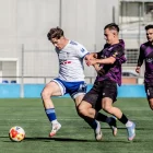 Marc Scuri prova de superar per velocitat un defensa del Can Vidalet. - JOSEP M. RIBES