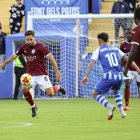 Jordi Ortega distribueix el joc al centre del camp al Collao. - INGRID SEGURA