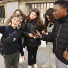 Foto d’arxiu d’alumnes d’ESO fent-se selfies. - AMADO FORROLLA