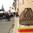 Visitants de la Fira de la Perdiu fent fotos a les gàbies de perdius buides. - ACN