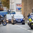 Un convoy policial escolta el automóvil en el que el expresidente francés Nicolas Sarkozy abandona la prisión de La Sante en París tras la decisión judicial de acordar su libertad provisional.