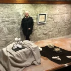 L’escultora lleidatana Anna Artasona, diumenge amb les seues obres a l’Espai Grau Pujol de Guissona. - SEBASTIÀ TAMARIT