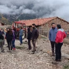 Imatge d’una granja en traspàs a Espaén amb alguns interessats en explotar-la. - C.SANS