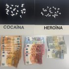 Els farcells de cocaïna i heroïna i els diners en metàl·lic substrets al detingut.