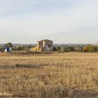 Parcel·la. La planta solar de la Caparrella es projecta en una parcel·la ubicada vora la bifurcació entre el camí dels Tres Pontets i el de les Creus de Setó. La finca, de 7,4 ha, està formada majoritàriament per terreny erm que queda dividit per una masia en la qual Lily Brick va pintar un mural. - JORDI ECHEVARRIA