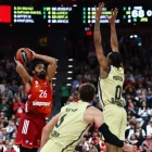 Punter intenta evitar un llançament de Dinwiddie. - EFE