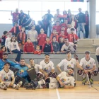 La plantilla de l’Alpicat va posar al final del duel amb els aficionats lleidatans. - ANIOL MORAL