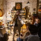 José Luis Gutiérrez va interpretar ahir a La Sabateria el seu variat i eclèctic repertori utilitzant diferents instruments. - JORDI ECHEVARRIA