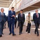 El president de la Generalitat, Salvador Illa; el ministre Óscar López, y la consellera Olga Pané, abans de la firma del conveni, acompanyats per l'alcalde de Lleida, la delegada de la Generalitat a Lleida i el subdelegat del govern espanyol.