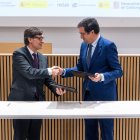 El president de la Generalitat, Salvador Illa, i el ministre Óscar López, durant la signatura del conveni.
