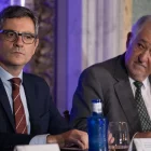 Félix Bolaños amb el president del Tribunal Constitucional, Cándido Conde-Pumpido. - EUROPA PRESS