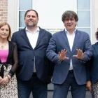 Oriol Junqueras amb Carles Puigdemont i altres exmembres del Govern durant la seua visita a Waterloo. - EUROPA PRESS