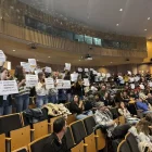 Tècnics de Joventut van protestar amb pancartes pel seu “infrafinançament” ahir durant la jornada. - MARC CARBONELL