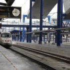 Un tren d’alta velocitat a l’estació de Lleida.