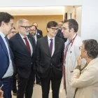 El ministre, l’alcalde, el president, el cap d’Urgències i la consellera de Salut, ahir a l’Arnau. - PAUI PASCUAL PRAT