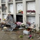 Un tros de teulat d'una paret caigut al cementiri de Vielha.