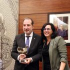El conseller de Justícia, Ramon Espadaler, amb l'alcaldessa de Solsona, Judit Gisbert.