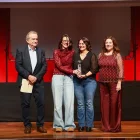 Les periodistes Anna Gasol i Pili Garcia, recollint el premi.