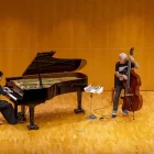 La pianista de Balaguer Jordina Millà, ahir actuant amb el contrabaixista Barry Guy, a l’Auditori. - JORDI ECHEVARRIA