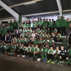 Jugadors de la UE Gardeny i autoritats, ahir a la grada, durant la presentació dels equips. - SANTI IGLESIAS