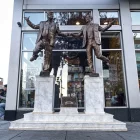 Unes estàtues de Donald Trump i Jeffrey Epstein van aparèixer ahir a Washington. - EFE/ DAVID TORO