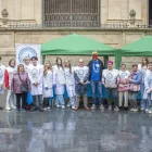 Fotografia de grup de voluntaris de l’Associació de Diabètics, alumnes d’Ilerna i Down Lleida, a la plaça de la Catedral. - ÀLEX SAMPER
