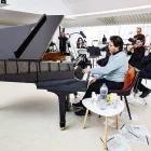 El pianista Joan Bagés, amb menjar i beguda a l’abast, i partitures a terra de fragments ja tocats. - INGRID SEGURA