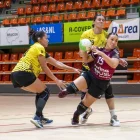 Caterina Casasola dispara davant la pressió de dos rivals. - ANIOL MORAL