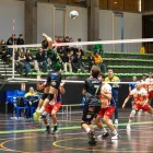 Un jugador del Balàfia remata en una jugada del partit davant del Prat. - ANIOL MORAL