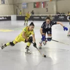 Aina Florenza, autora de dos gols, avança amb la bola davant de Joana Comas. - SANTI IGLESIAS