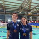 Els germans Jordi i Emma Carrasco, amb les medalles.