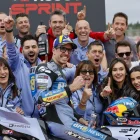 Àlex Márquez celebra el triomf en l’esprint amb els membres de l’equip Gresini. - EFE