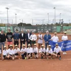 Els guanyadors femenins i masculins del  torneig van posar amb directius i aplegapilotes. - CT URGELL