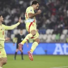 Mikel Oyarzabal, davant de Fabián Ruiz, celebra un dels gols. - EFE/EPA/DAVID MDZINARISHVILI