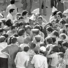 Proximitat. Una parella de policies parla amb els líders d’una protesta veïnal mentre els envolta la resta de manifestants. - FONS GÓMEZ VIDAL/ARXIU FOTOGRÀFIC IEI