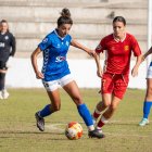 Inés Faddi controla la pilota davant la presió d'una rival.