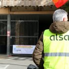 Un manifestant de la concentració davant les portes tancades de l'estació d'autobusos de Lleida